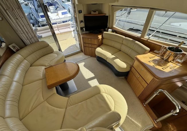 阿兹慕(Azimut)42Evolution二手飞桥游艇主甲板布局