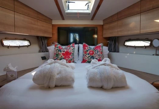 西莱（Sealine）F42二手中型飞桥游艇客舱