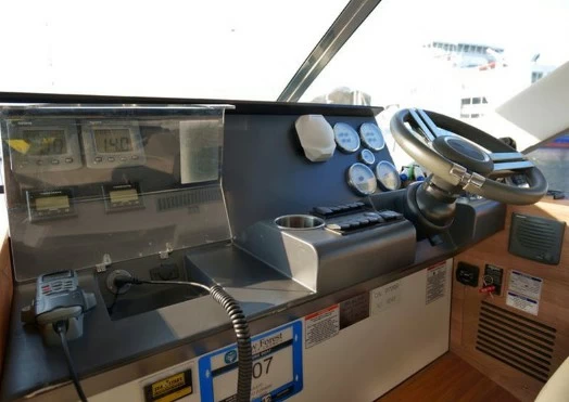 西莱（Sealine）F42二手中型飞桥游艇驾驶区