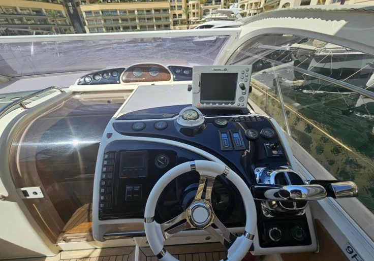 菲尔兰(Fairline)Targa37二手运动游艇驾驶区域