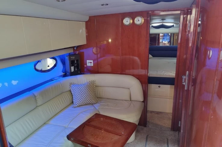 菲尔兰(Fairline)Targa37二手运动游艇船舱内部沙龙