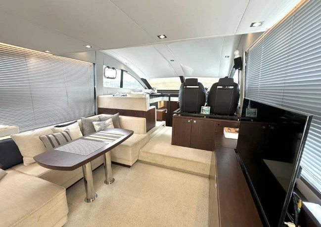 菲尔兰(Fairline)Squadron48二手中型飞桥游艇主甲板布局