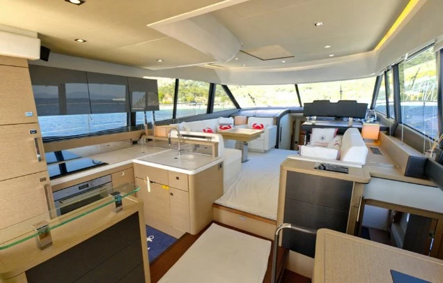 沛海驰(Prestige)550Fly二手游艇主甲板布局