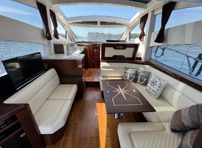 卡帝尔(Galeon)430HTC二手运动游艇主甲板布局