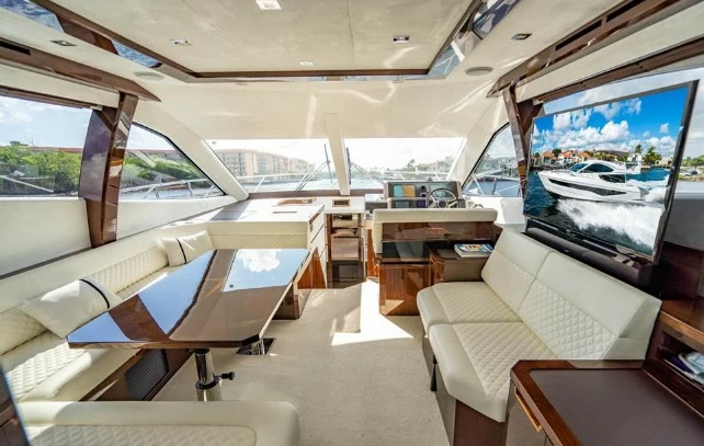 卡帝尔(Galeon)550二手飞桥游艇主甲板驾驶区、沙龙