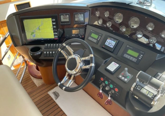 圣汐克(Sunseeker)Predator52二手运动游艇驾驶区