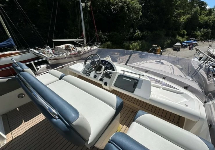 菲尔兰(Fairline)Phantom46二手飞桥游艇飞桥驾驶区