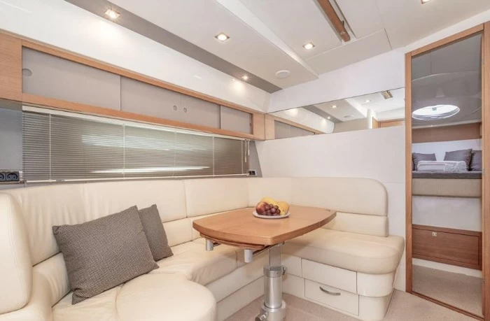 菲尔兰(Fairline)Targa44二手运动游艇船舱内部沙龙