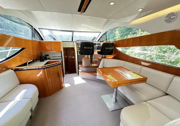菲尔兰(Fairline)Phantom46二手飞桥游艇主甲板沙龙