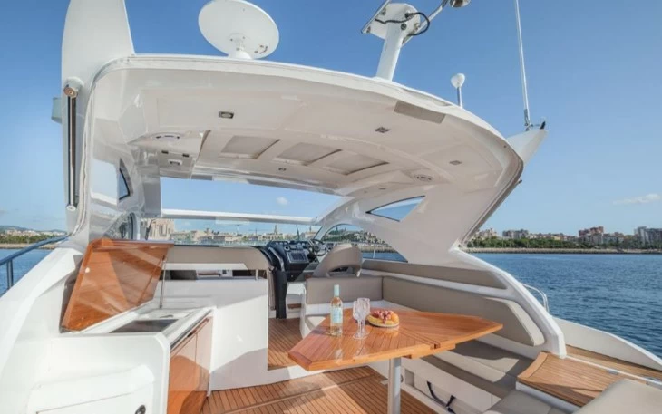 菲尔兰(Fairline)Targa44二手运动游艇驾驶层甲板布局
