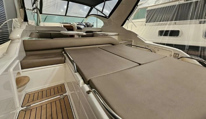 菲尔兰(Fairline)Targa48二手运动快艇上层甲板布局