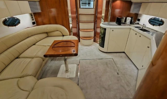 菲尔兰(Fairline)Targa48二手运动快艇沙龙、厨房布局