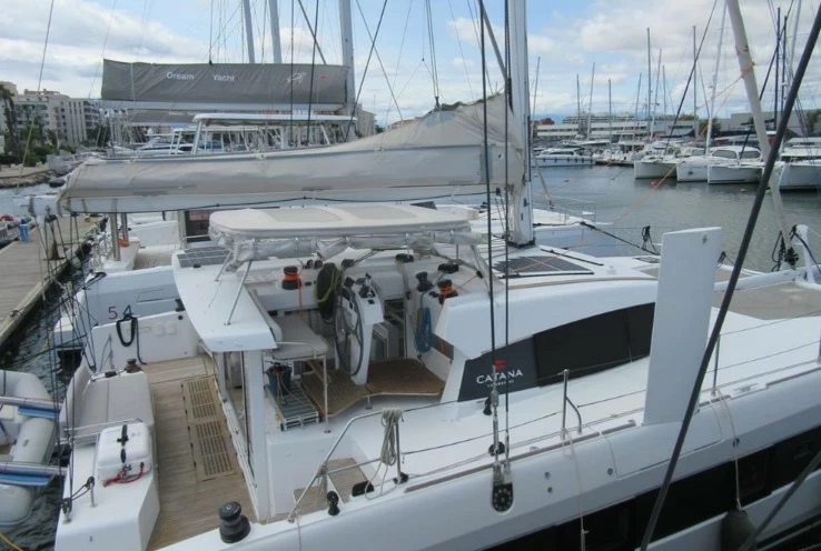 卡塔纳(Catana)50OC二手双体帆船上层甲板布局