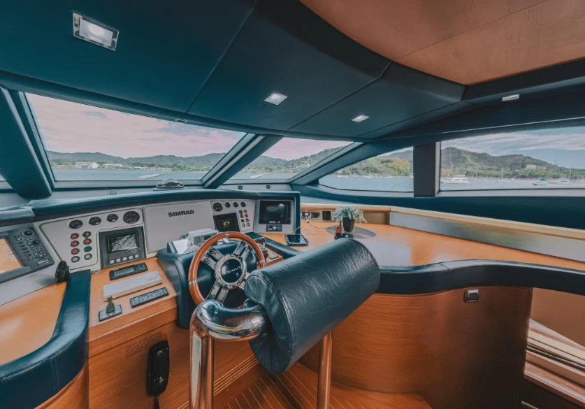 阿兹慕(Azimut)Grande105二手超级游艇驾驶区