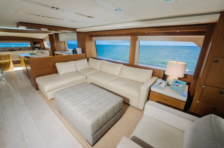 哈特雷斯(Hatteras)M75 Panacera二手飞桥游艇沙龙布局