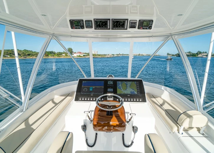 Viking 46BF中型运动钓鱼游艇飞桥驾驶区