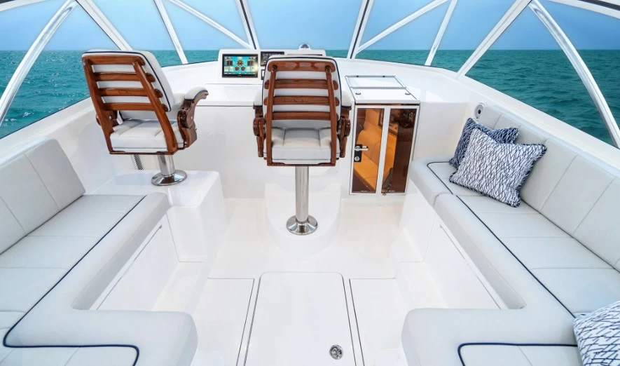Viking 38O中型运动钓鱼游艇驾驶区