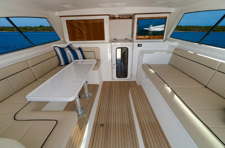 Viking 46BF中型运动钓鱼游艇豪华沙龙