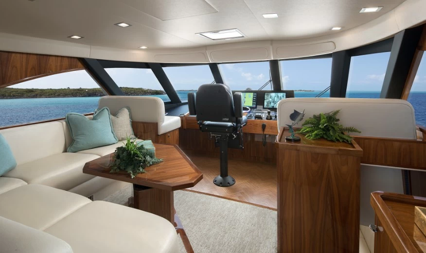 Viking 72EB封闭式飞桥钓鱼艇驾驶区