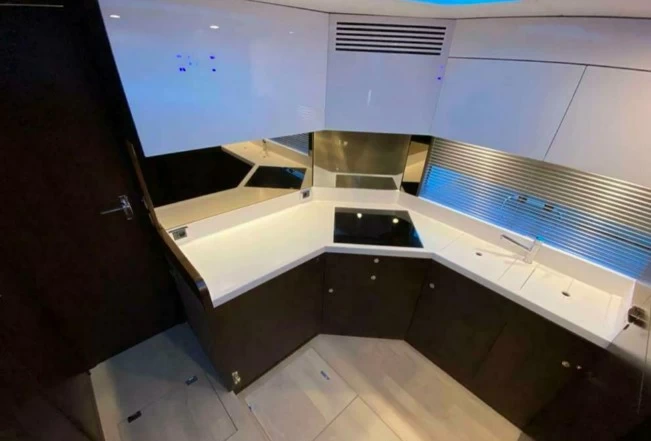 菲尔兰(Fairline)Targa53二手开放式游艇厨房区