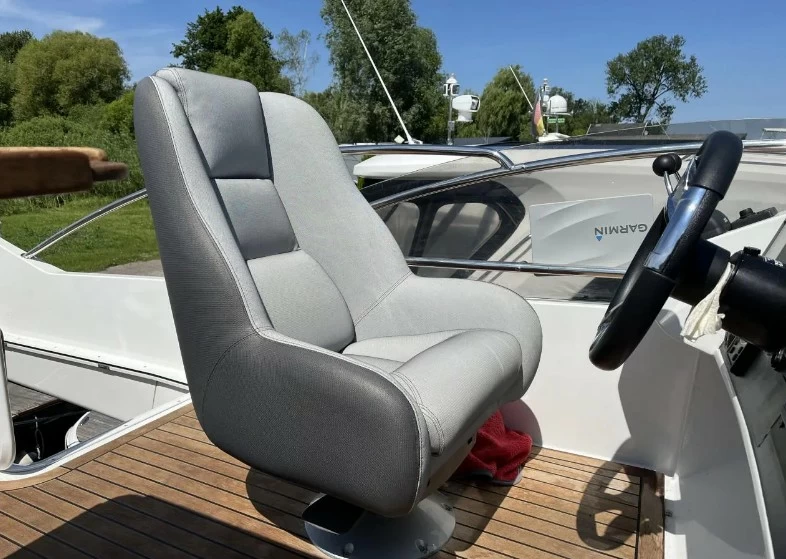 卡帝尔(Galeon)390二手中型飞桥游艇飞桥驾驶区