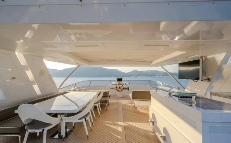 贝尼蒂（Benetti）Fast125二手超级游艇飞桥区域