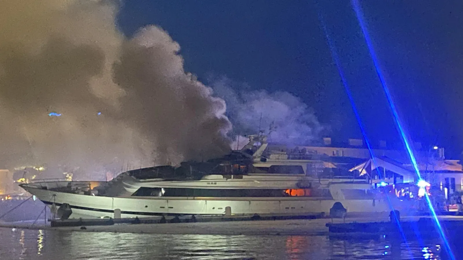 “Sea Lady II”超级游艇火灾沉没后成功打捞出水，火灾原因调查中