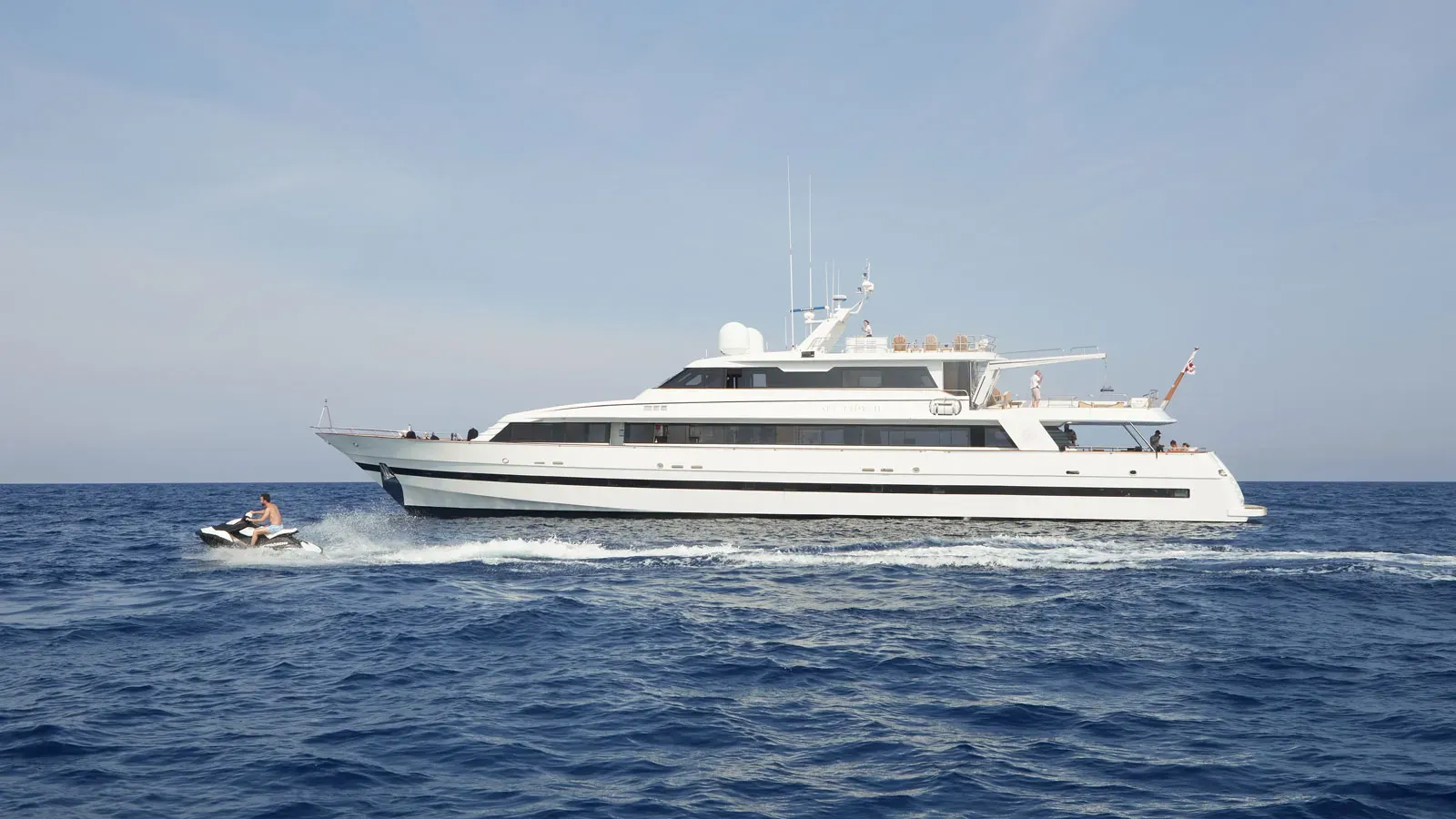 “Sea Lady II”超级游艇火灾沉没后成功打捞出水，火灾原因调查中