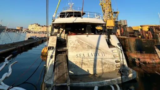 “Sea Lady II”超级游艇火灾沉没后成功打捞出水